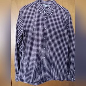 Uniqlo Men's Plaid button-down shirt. Slim fit. Men's M.